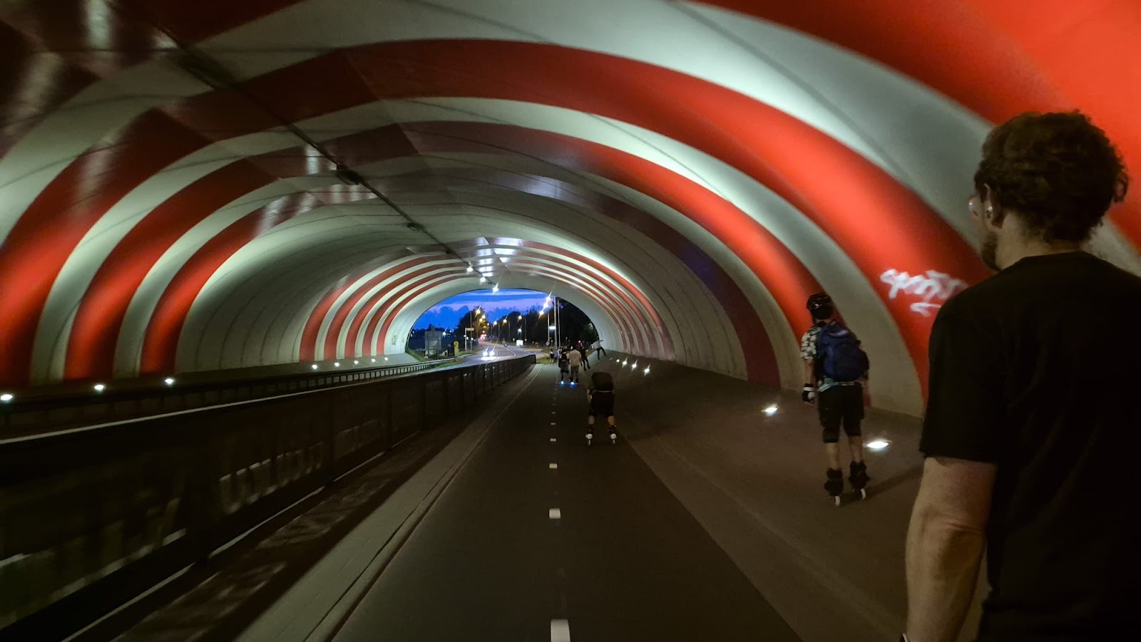 Door de tunnel