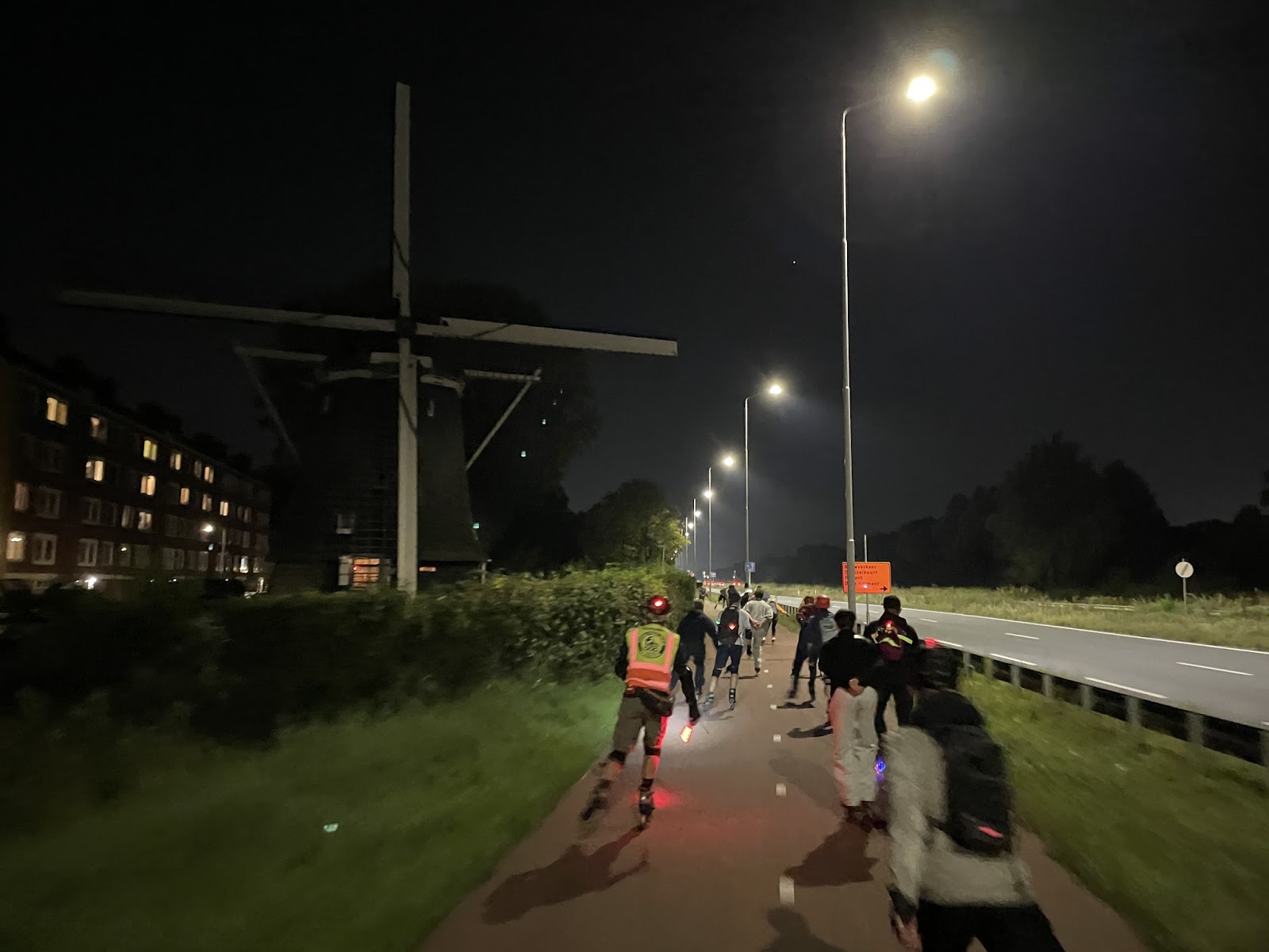 Voorbij de molen op de rode skate-helling