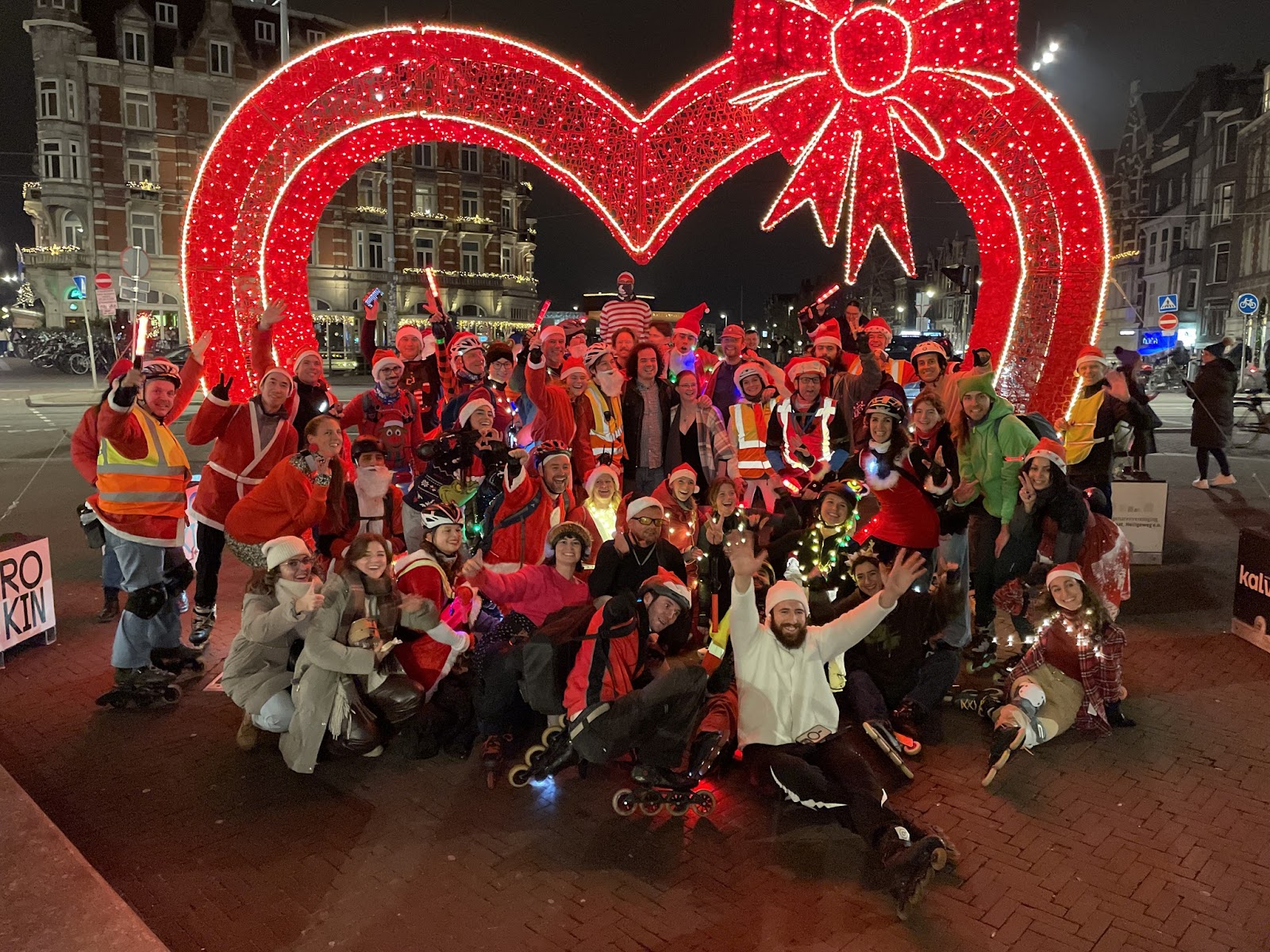 Santa X-mas skate - groepsfoto op het Rokin (13 december 2025)