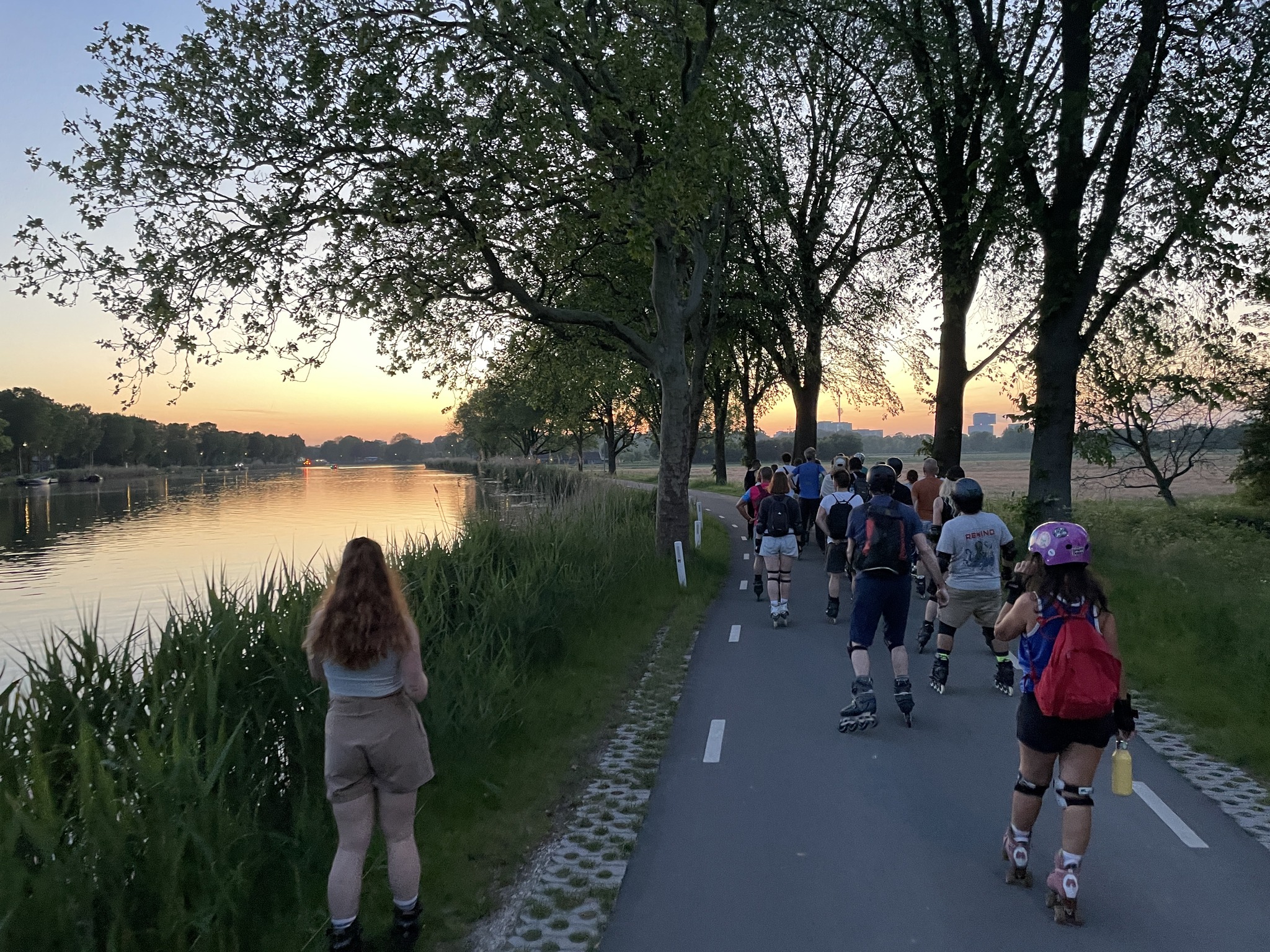 Friday Night Skate Amsterdam over het nieuwe asfalt langs de Amstel. 22 mei 2026
